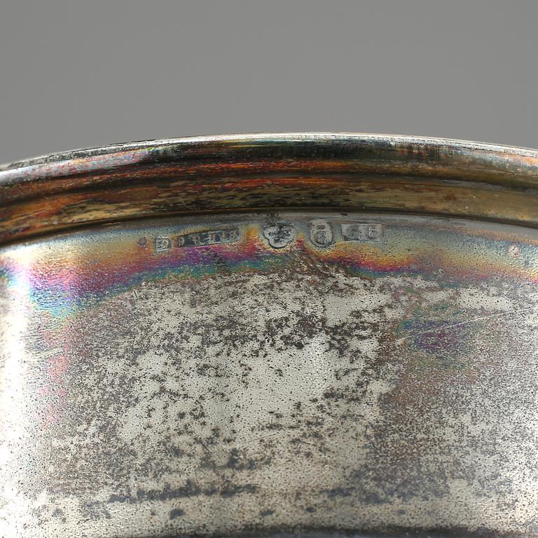 STOP, silver, Nyrenässans, otydliga stämplar, möjligen Göteborg 1885. Vikt ca 575 gram.