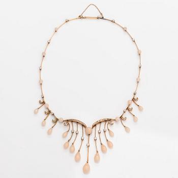 An 14K gold collier with old-cut diamonds ca. 1.90 ct in tot and pearls. Austria-Hungary, turn of the 20th century.