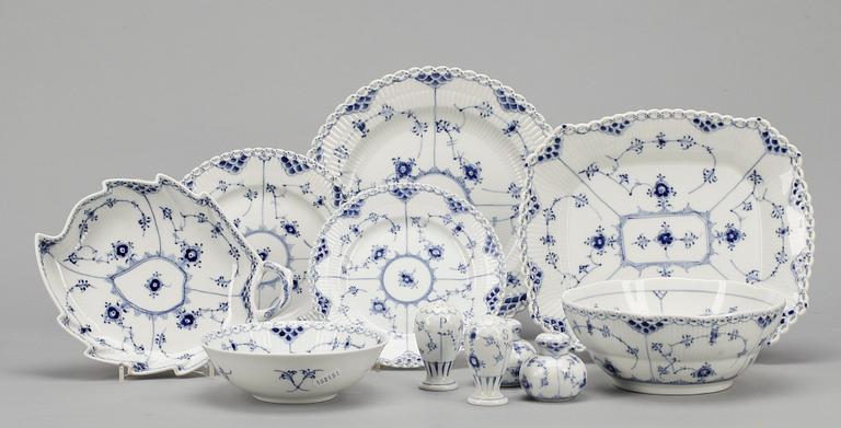 SERVISDELAR, 24 delar, porslin. "Musselmalet", Royal Copenhagen.