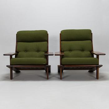 Esko Pajamies, A pair of 1970s 'Pele' armchairs for Lepofinn, Finland.