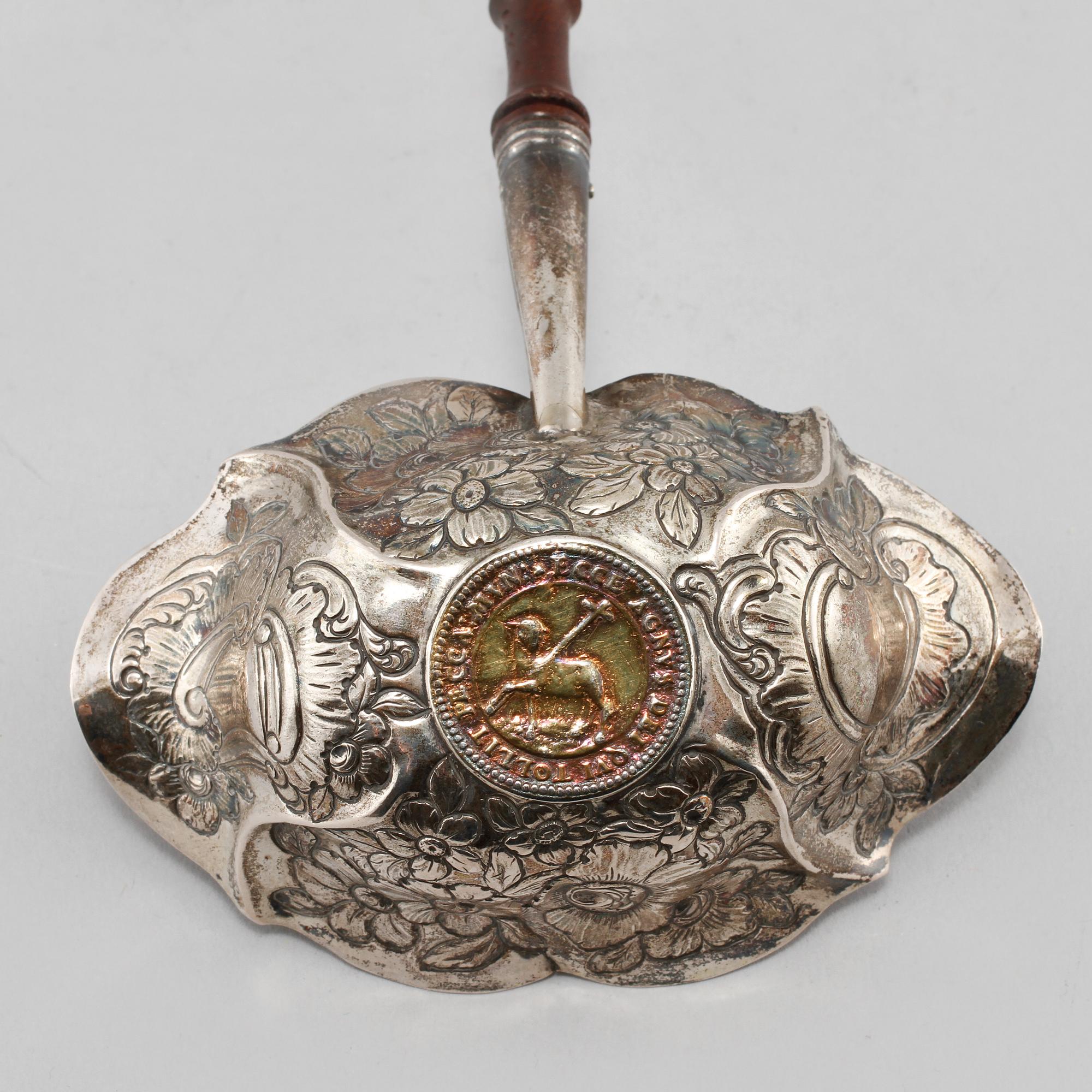SOPPSLEV, silver samt trä, omkring 1900.