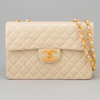 VÄSKA, "Timeless Classic Maxi Flap", Chanel.