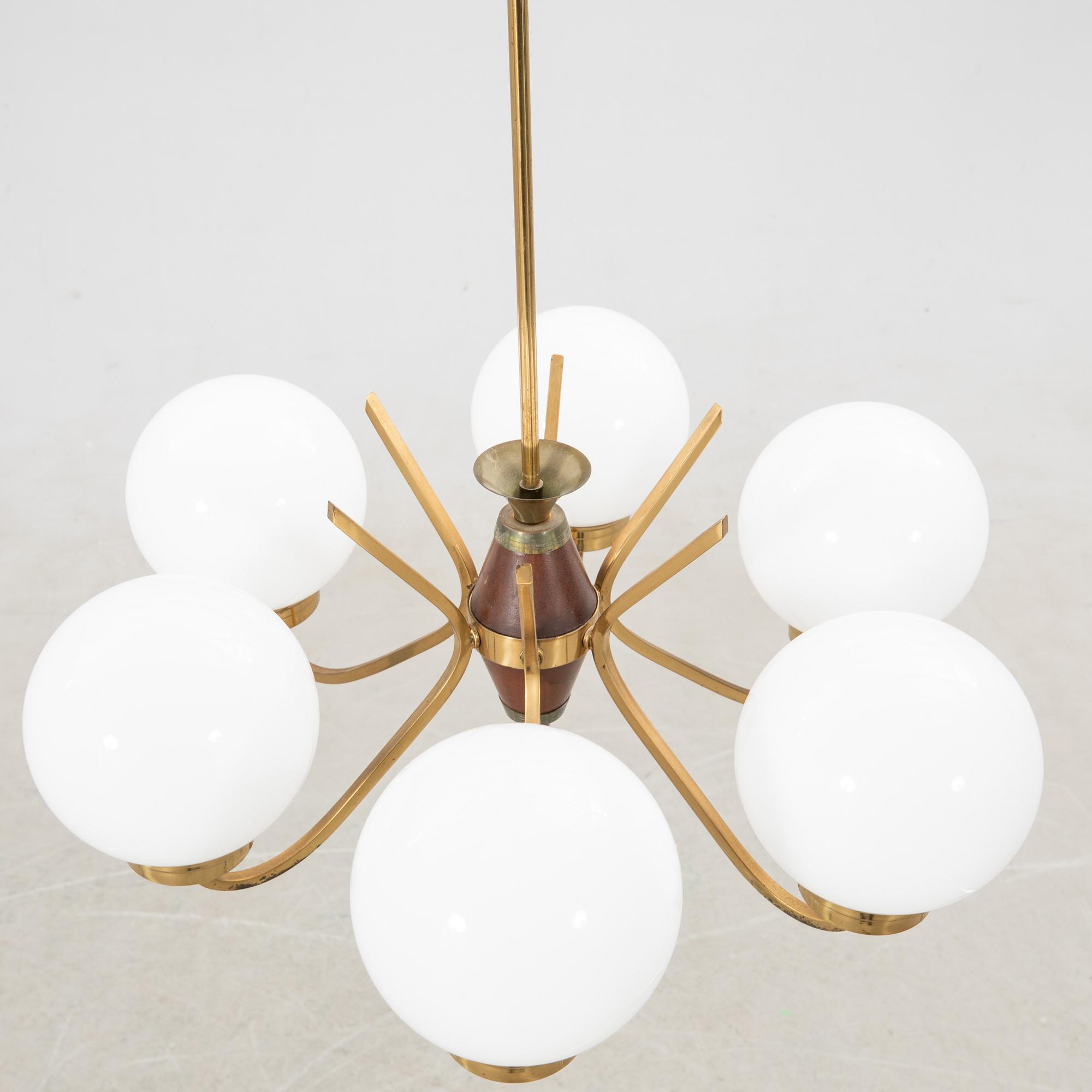 Taklampa 1900-talets mitt.