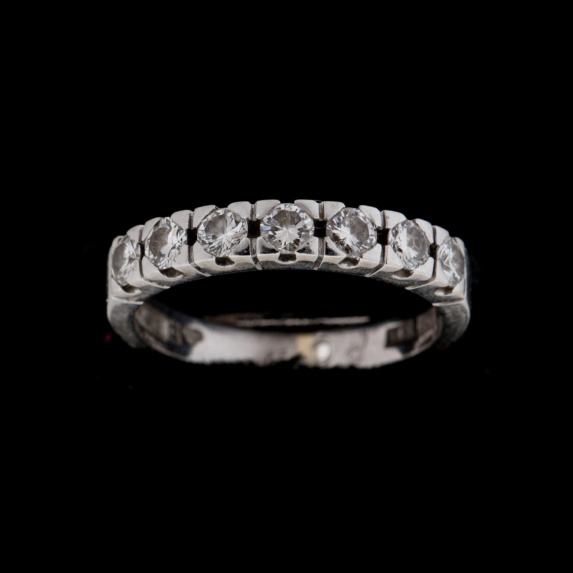 RING, 18k vitguld. Med 7 briljantlipade diamanter tot. ca 0,63 ct. Vikt ca 3 gram.
