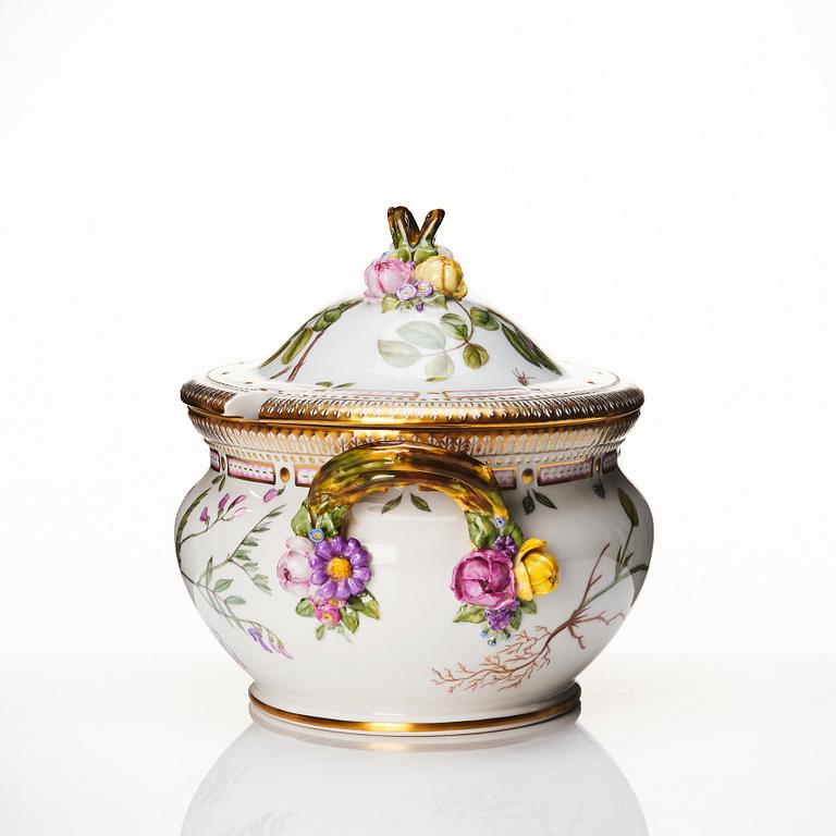 Terrin med lock, porslin. Royal Copenhagen, "Flora Danica", Danmark, 1900-tal.