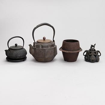 Two teapots, an incenser and bowl, China / Japan, first half of the 20th century.