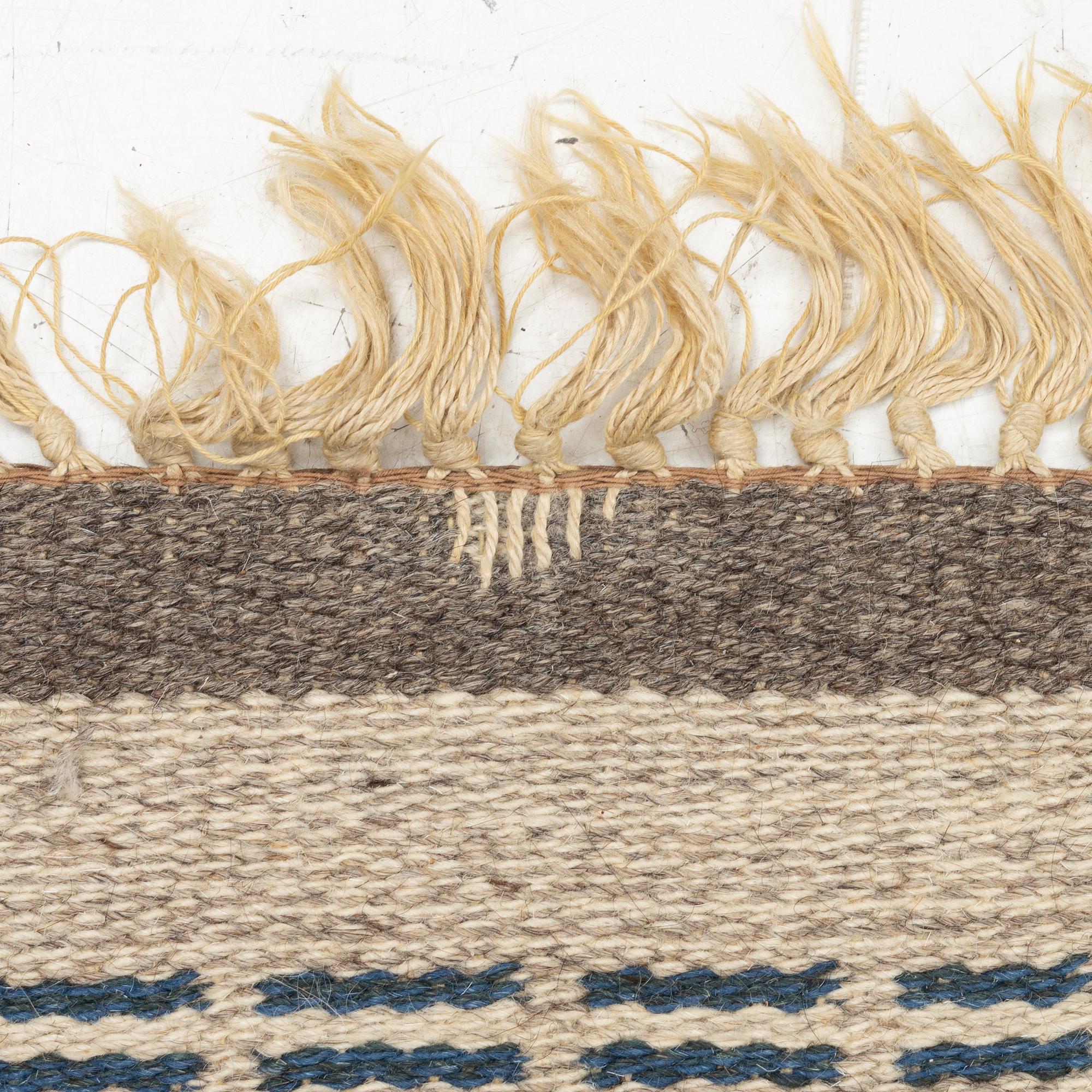 A machine-woven carpet (so-called double-woven), approx. 284 x 202 cm.