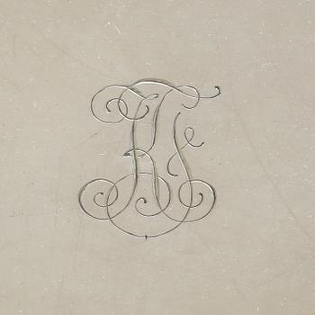 BRICKA, silver, Tyskland, 1900-talets första hälft. Tot vikt 1755 gram.