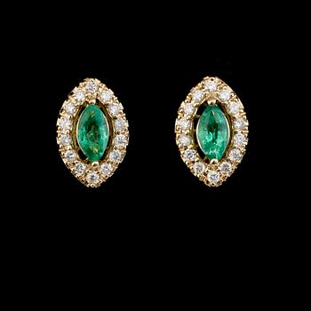 ÖRHÄNGEN, 1 par, 18K guld, diamanter tot ca 0.25 ct, smaragder tot ca 0.45 ct.