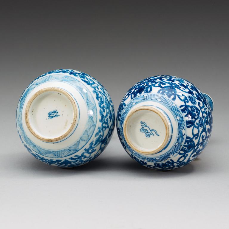 VASER, två stycken, porslin. Qing dynastin, 1700-tal.