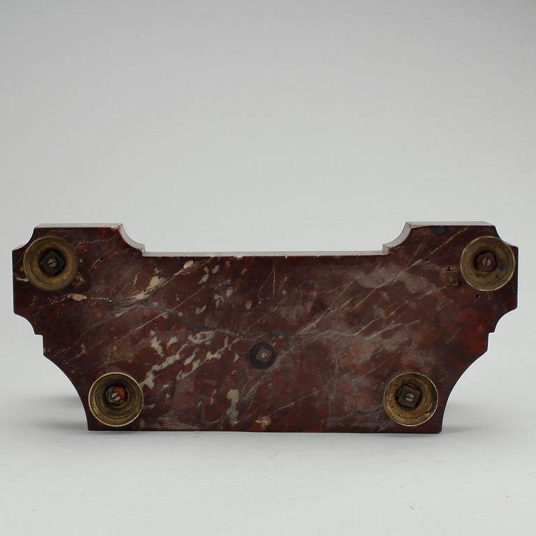 BORDSUPPSATS, marmor och brons, empiretyp, 1800-tal, bär otydl. signatur.