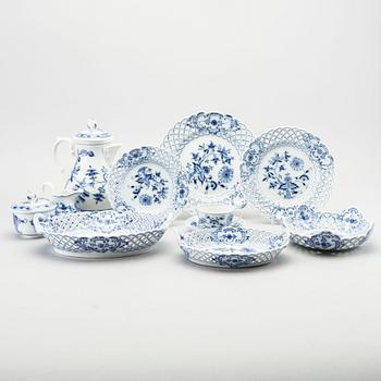A German 43 pcs porcelain service 20th century.