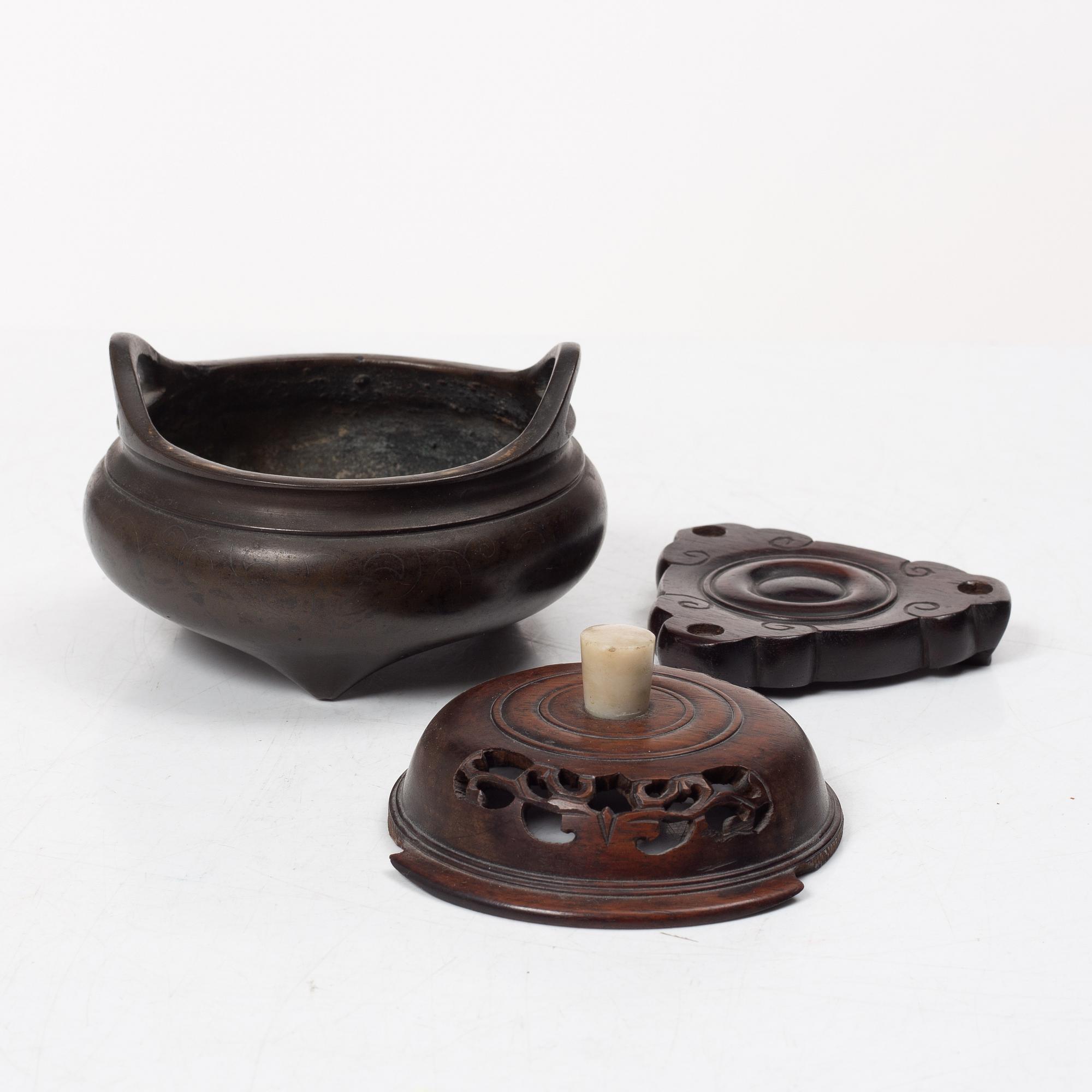 Rökelsekar med lock och ställ, brons, Kina, tidigt 1900-tal.
