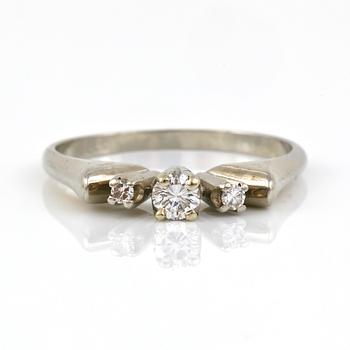 RING, 18K vitguld med 3 briljantslipade diamanter, tot ca 0,23 ct. Vikt 3,90 g.
