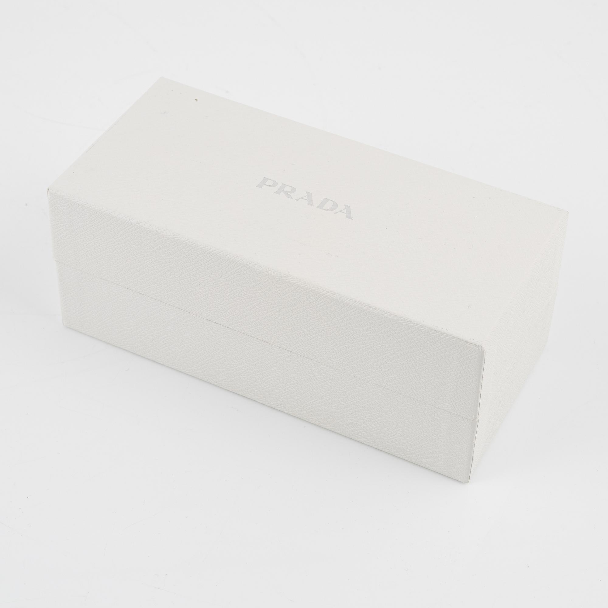 Prada, solglasögon.