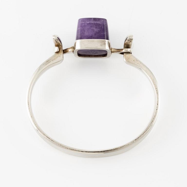 Vivianna Torun Bülow-Hübe, a bracelet in sterling silver with an amethyst, for Georg Jensen.