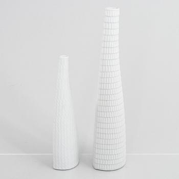 Stig Lindberg, a set of two stoneware vases, and two dish, "Reptil" and a vase "Fjäll", Gustavsberg 1953-63 and 1960-61.
