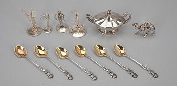 KAFFESKEDAR, 6 st, Auran Kultaseppä, Åbo 1960 samt FÖREMÅL i SILVER, 6 st, bl.a. Israel. Tot. vikt 173 g.