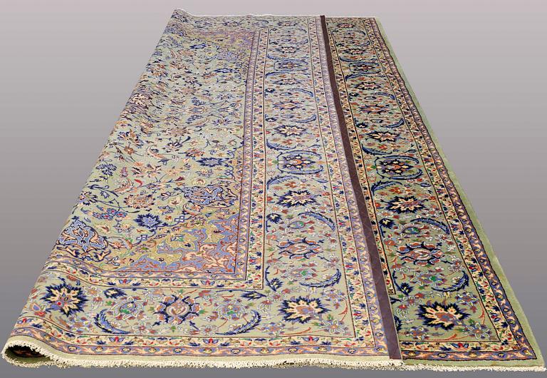 A carpet, Kashan, ca 419 x 304 cm.