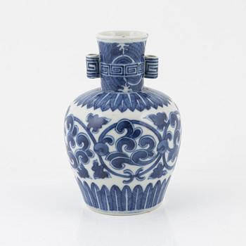 A blue and white Kangxi style vase, late Qing dynasty.