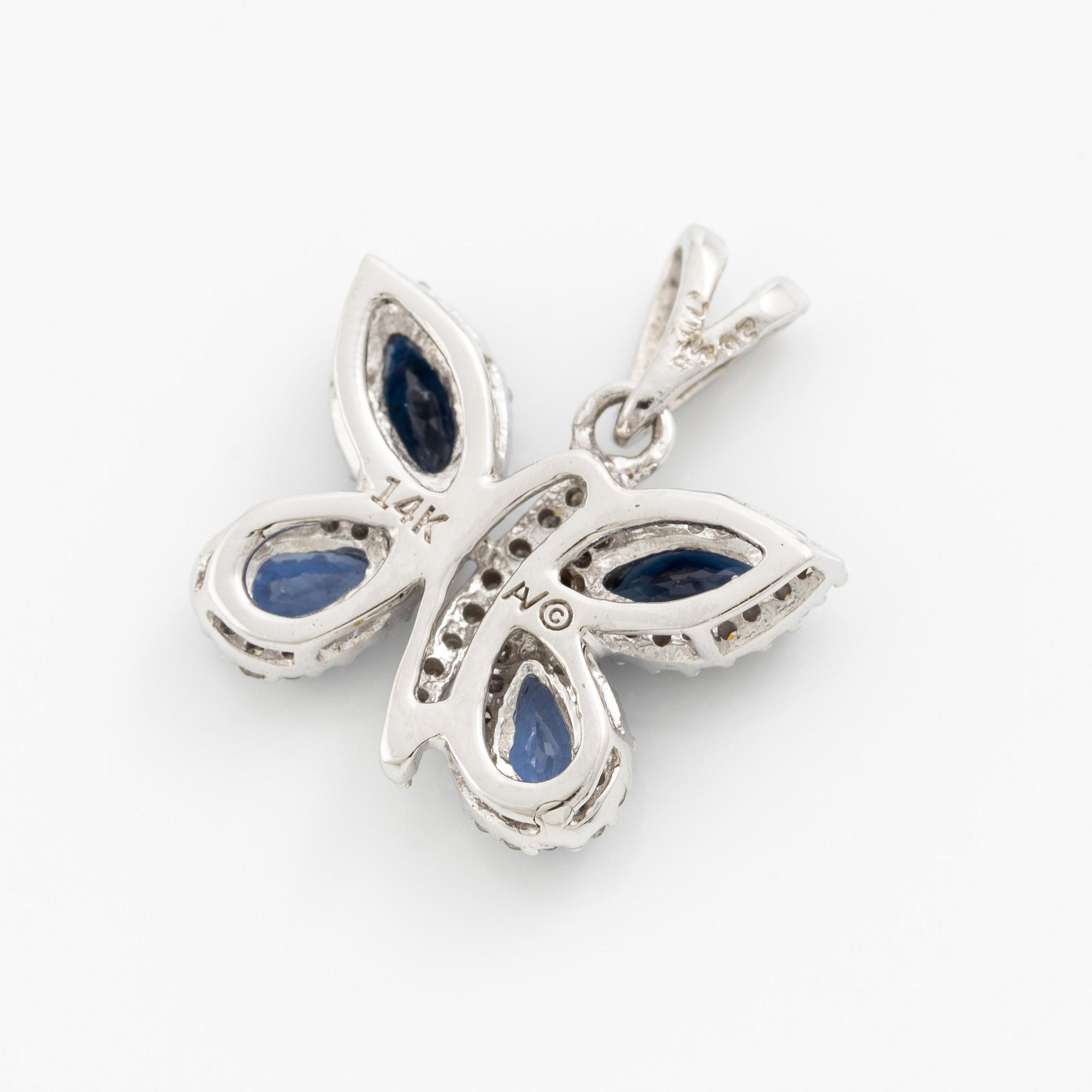 Hänge, 14K vitguld med navettslipade safirer och små diamanter i form av fjäril.