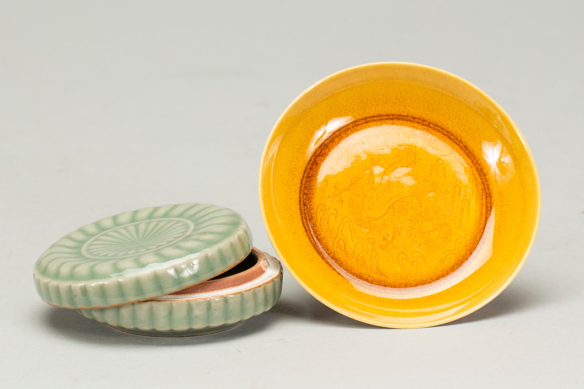 LOCKDOSA samt FAT, porslin, Kina, 1900-tal.