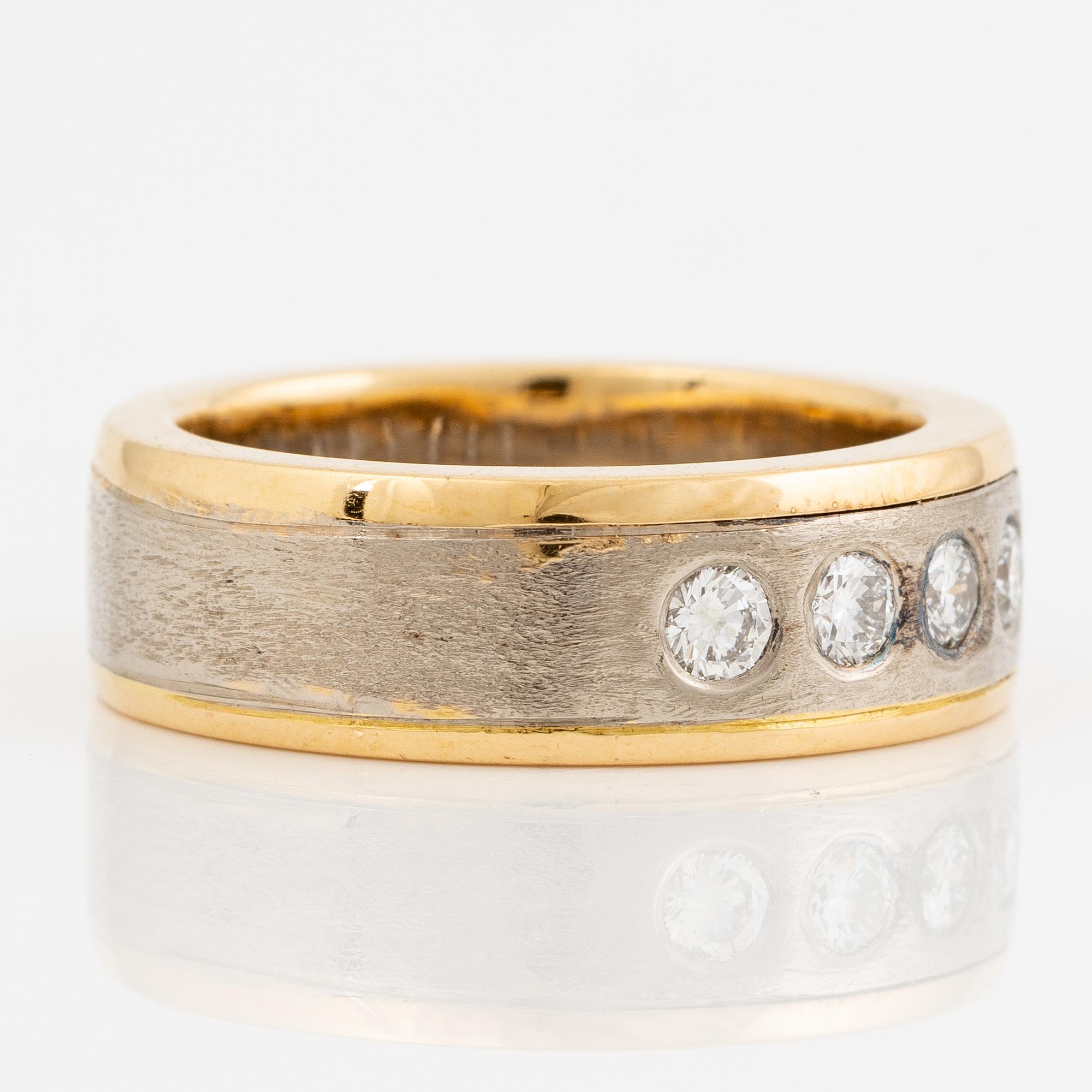Ring 18K gold with round brilliant-cut diamonds.