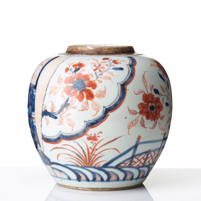 An imari jar, Qing dynasty, Kangxi (1662-1722).