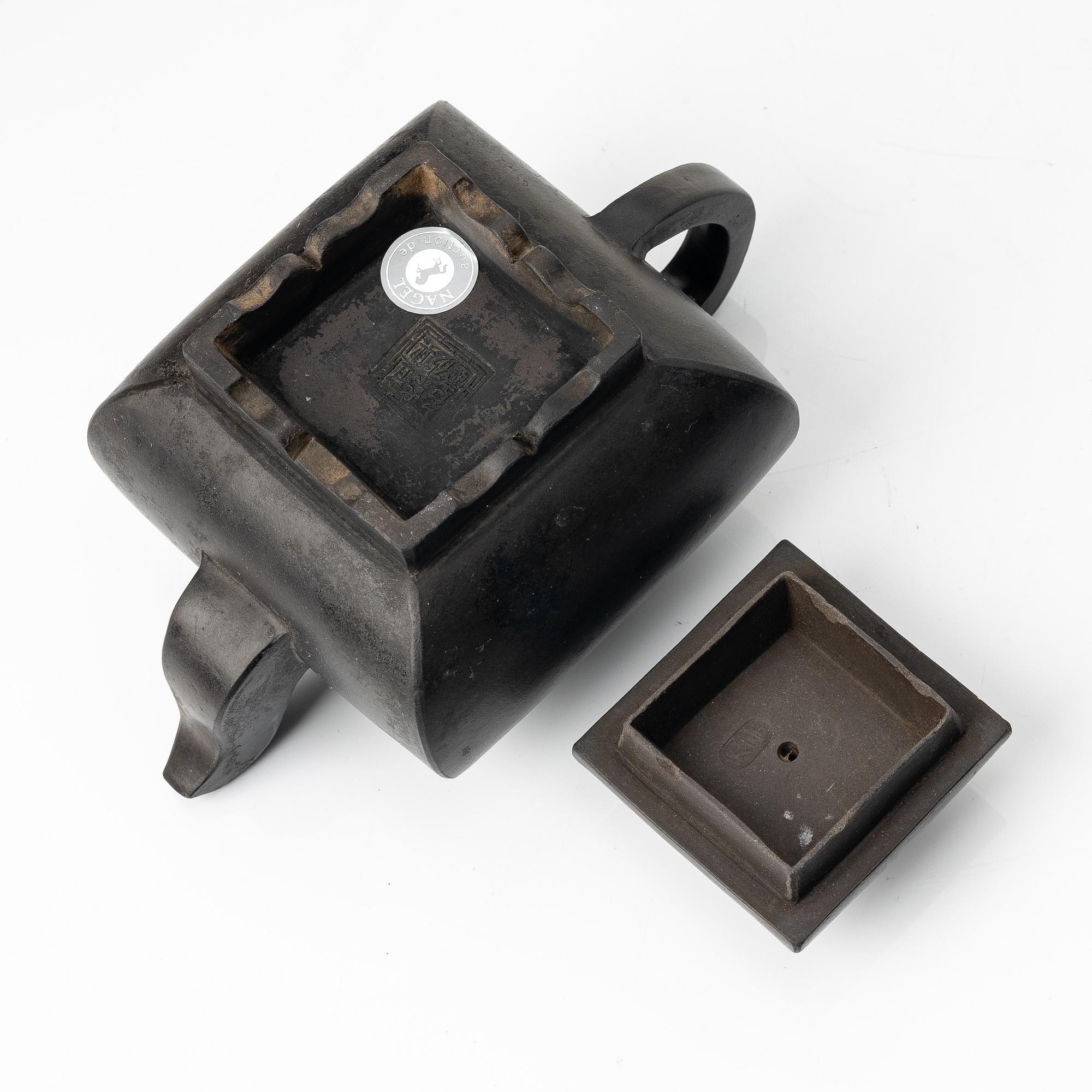 A Chinese brown yixing teapot, late Qing dynsaty / early 1900s.