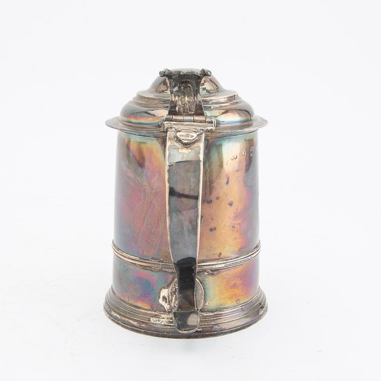 An English 18th century silver tankard.