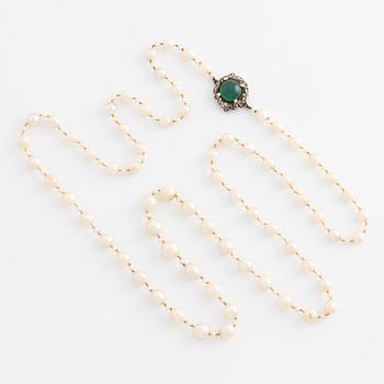 Pearl necklace, with cultured pearls, clasp in silver with a cabochon-cut green stone.