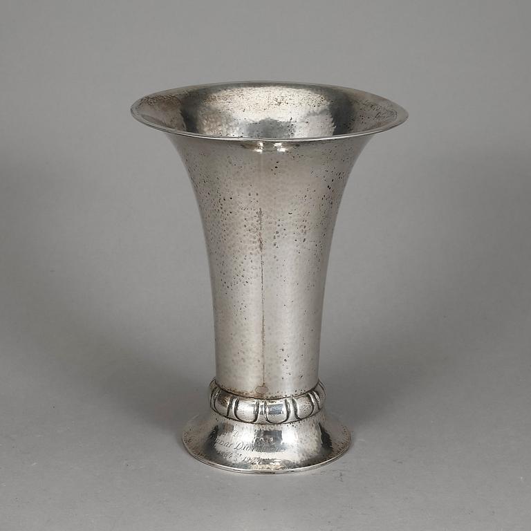 BÄGARE/VAS, silver, Otydlig märkning, Stockholm, 1923. Vikt ca 460 g.