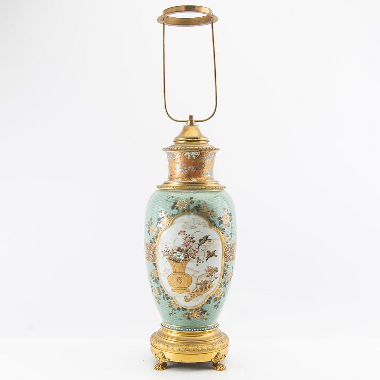 Bordslampa troligen Japan tidigt 1900-tal porslin och metall.