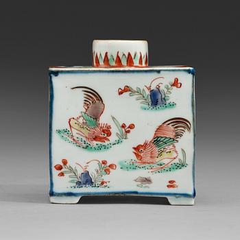 457. A famille verte porcelain tea caddy, Qing dynasty, Kangxi (1662-1722).