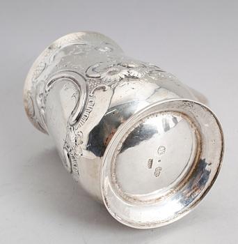 MUGG, silver, Matthew West, Dublin, 1700-talets andra hälft. Vikt ca 236 gram.