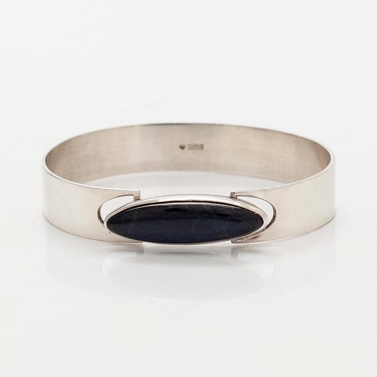 Rannekoru, pyöröhiottu spektroliitti, hopea, Kaunis Koru, 1960-luku.