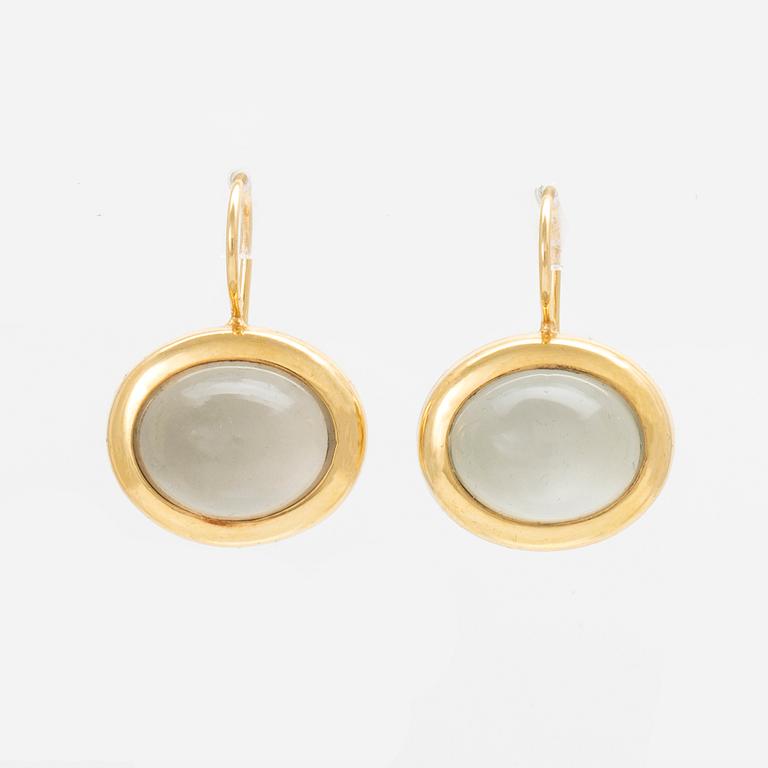 A pair of 18K gold earrings "Emeli" with cabochon-cut moonstone from Ole Lynggaard.