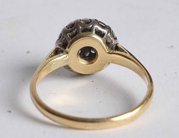 RING, 18 K guld med små briljanter, totalt c:a 0.39 ct.