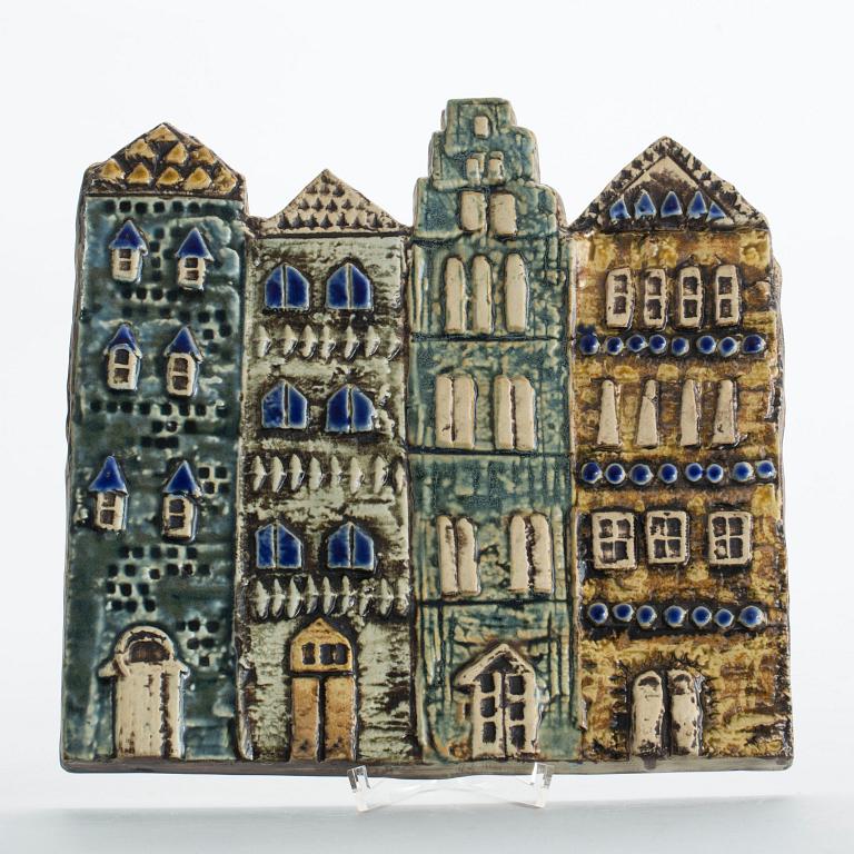 VÄGGPLATTA, Lisa Larson, Gustavsberg, "Gamla stan". Tillverkad 1963-1978.