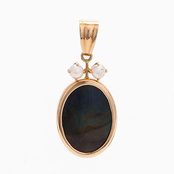 Elis Kauppi, A 14K gold pendant with spectrolite and cultured pearls, Kupittaan Kulta Turku 1985.