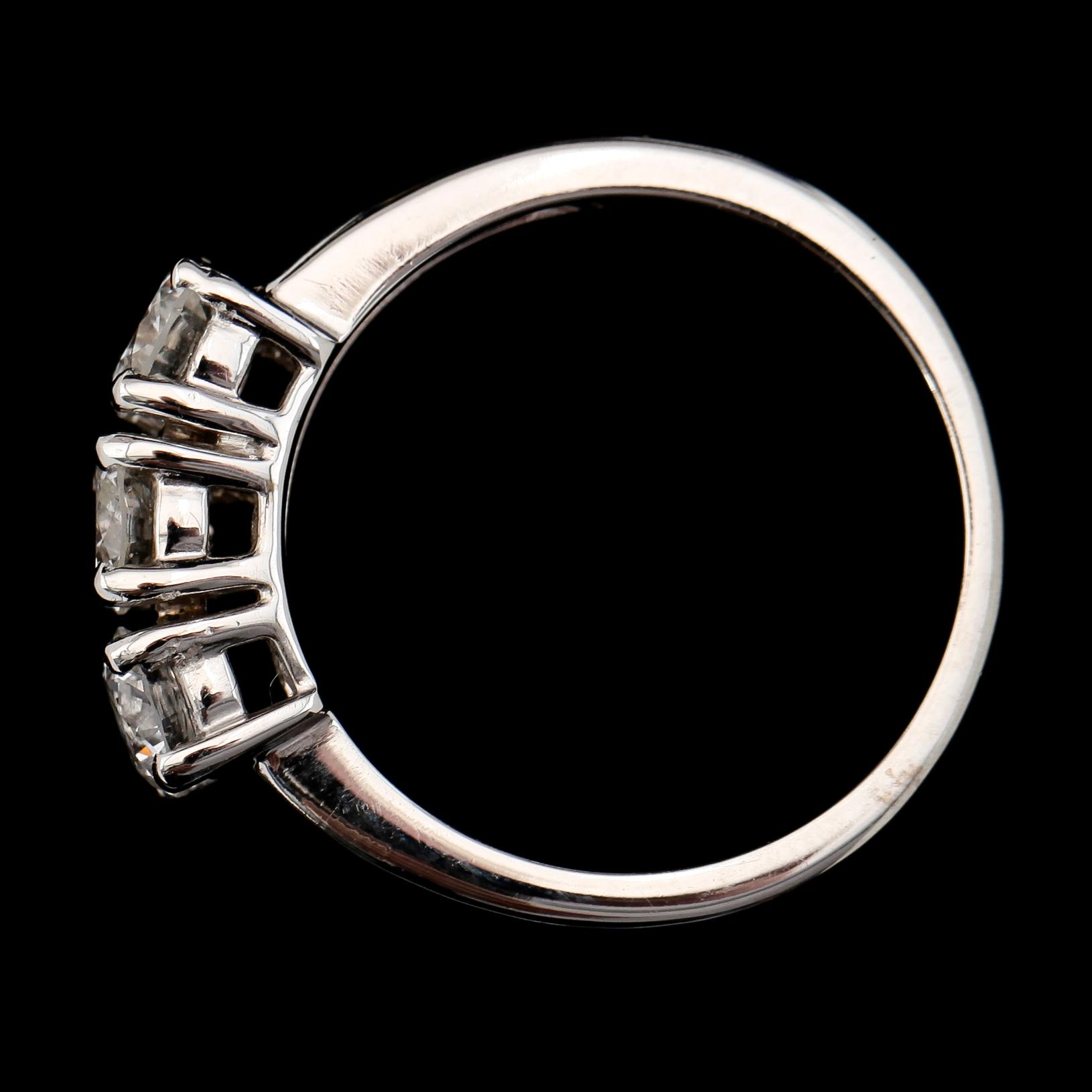 RING, 18K vitguld, 3 briljantslipade diamanter tot ca 1.15 ct.