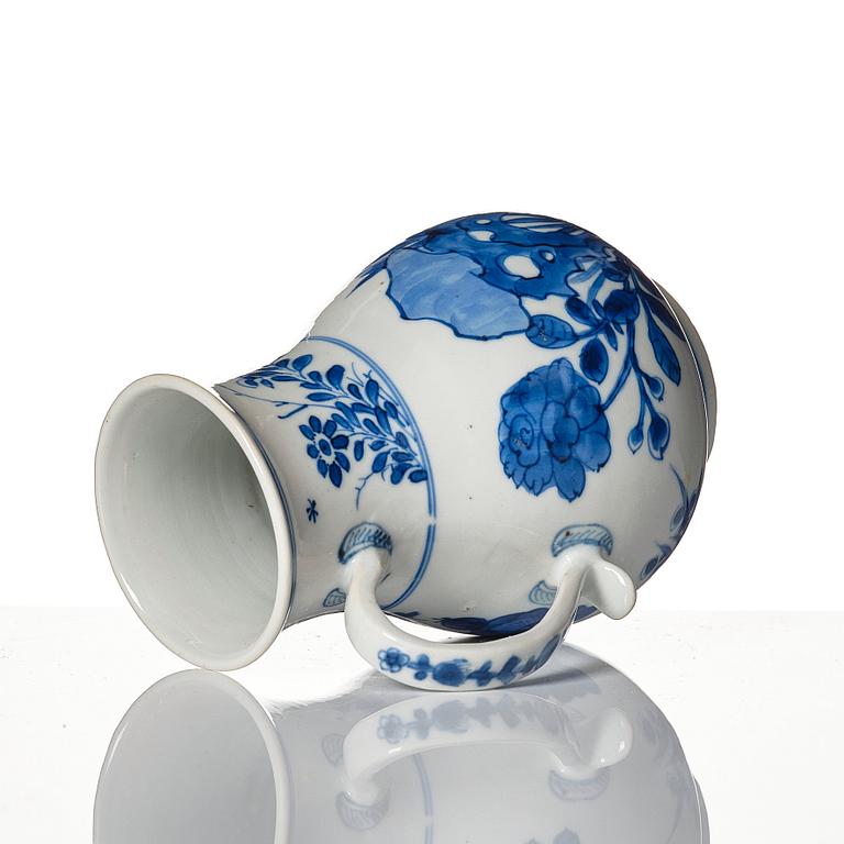 A blue and white ewer, Qing dynasty, Kangxi (1662-1722).