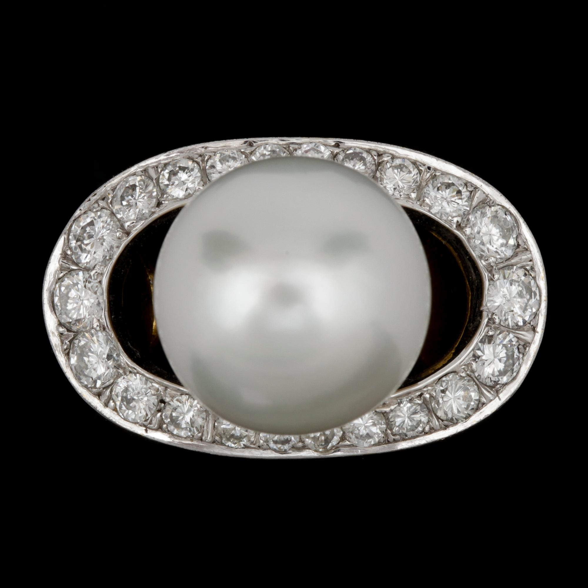 A cultured South sea pearl, 12,4 mm, and brilliant cut diamond ring, tot. 1.50 cts.