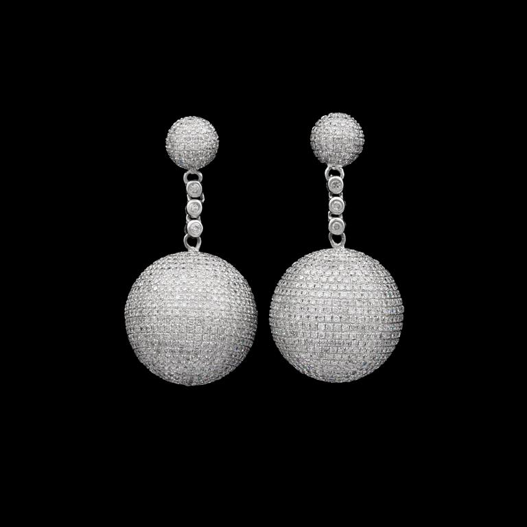 A pair of brilliant cut diamond earrings, tot. app. 7 cts.