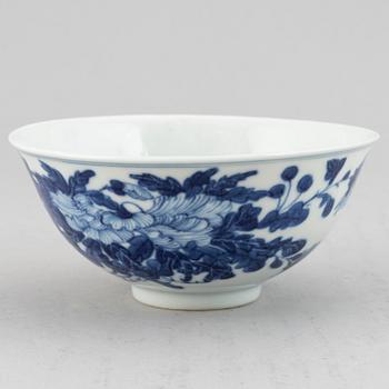 A blue and white bowl, Qing dynasty, late 19th century, with Guangxu mark to the base.