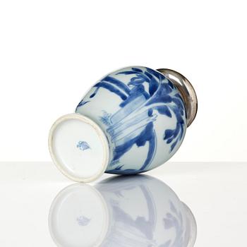 A blue and white tea caddy with silver mount, Qing dynasty, Kangxi (1662-1722).
