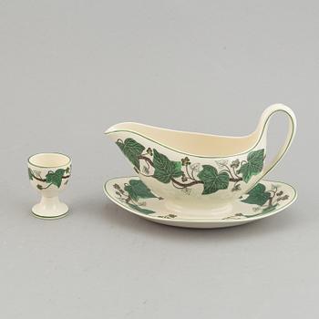 A part 'Napoelon Ivy' dinner and coffee service, Wedgwood, England, second half of the 20th century (53 pieces).