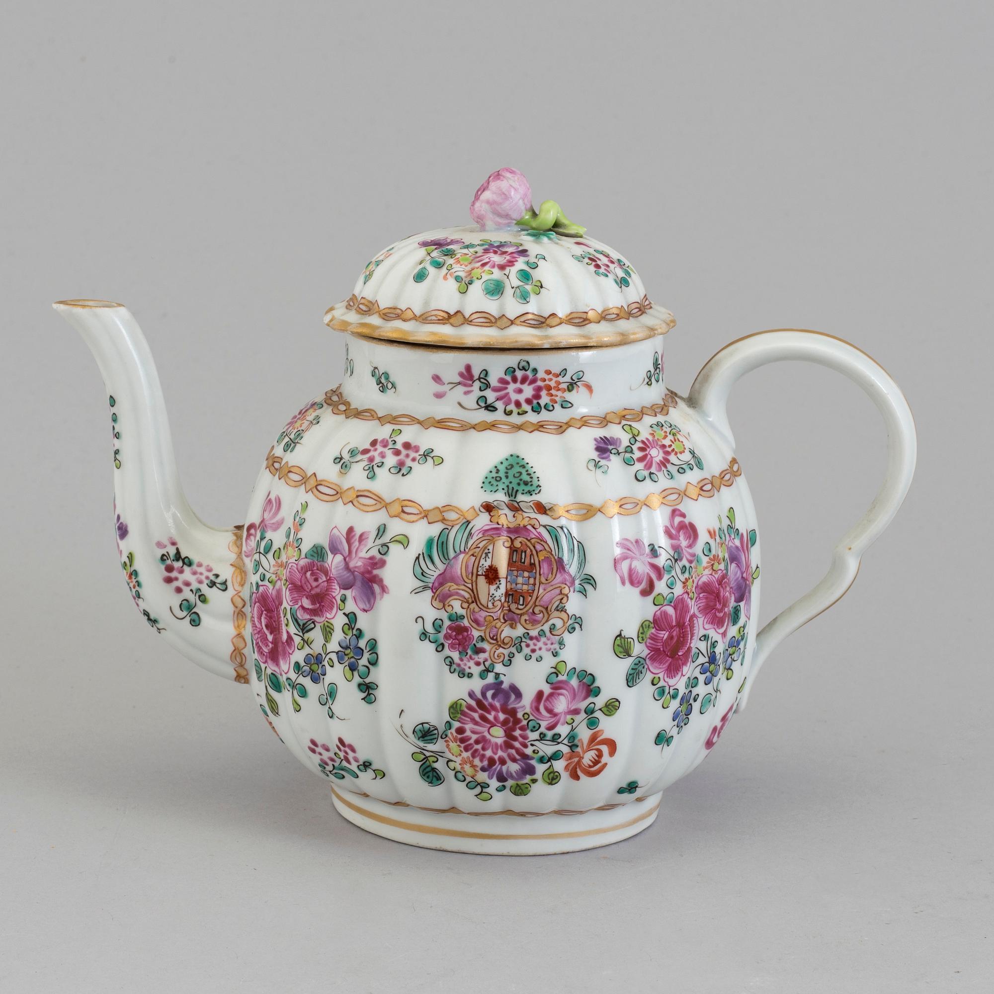 A SAMSON PORCELAIN TEAPOT, France, 19th/20th century.