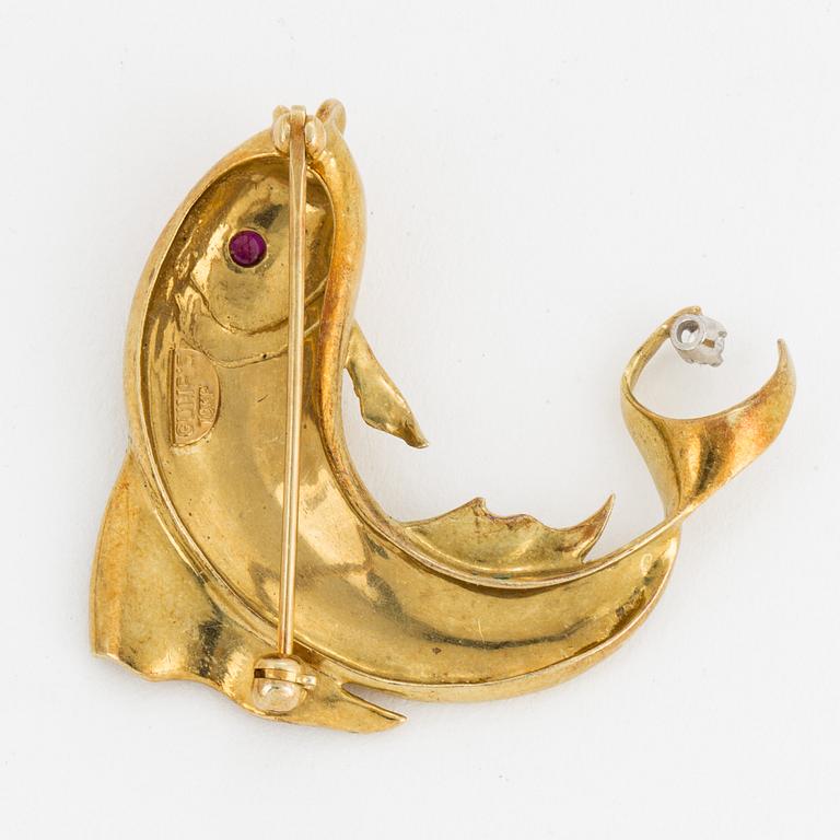 An 18K gold fish brooch set with a diamond and a ruby.