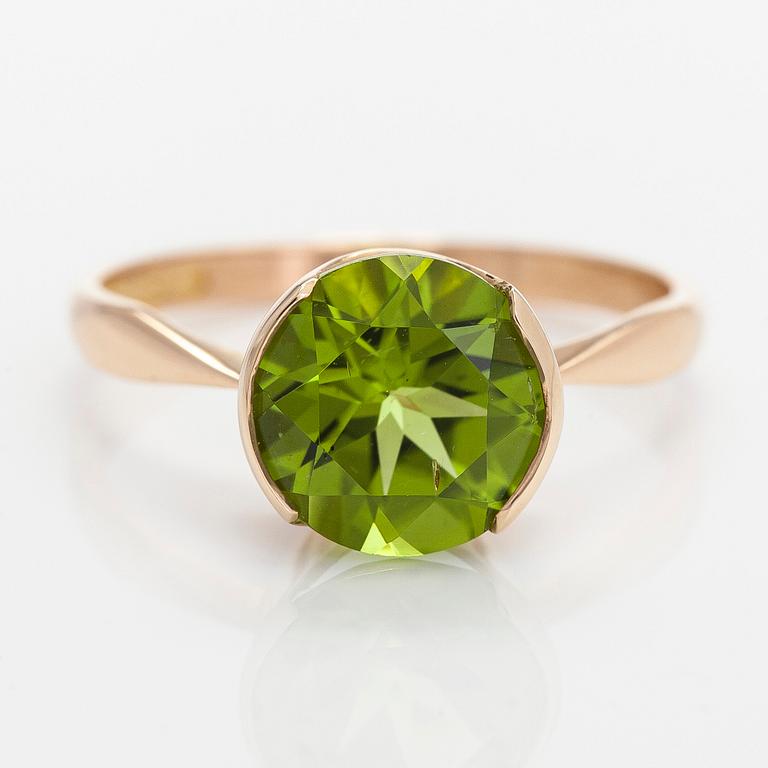 Ring, 14K guld med peridot. Finska stämplar.